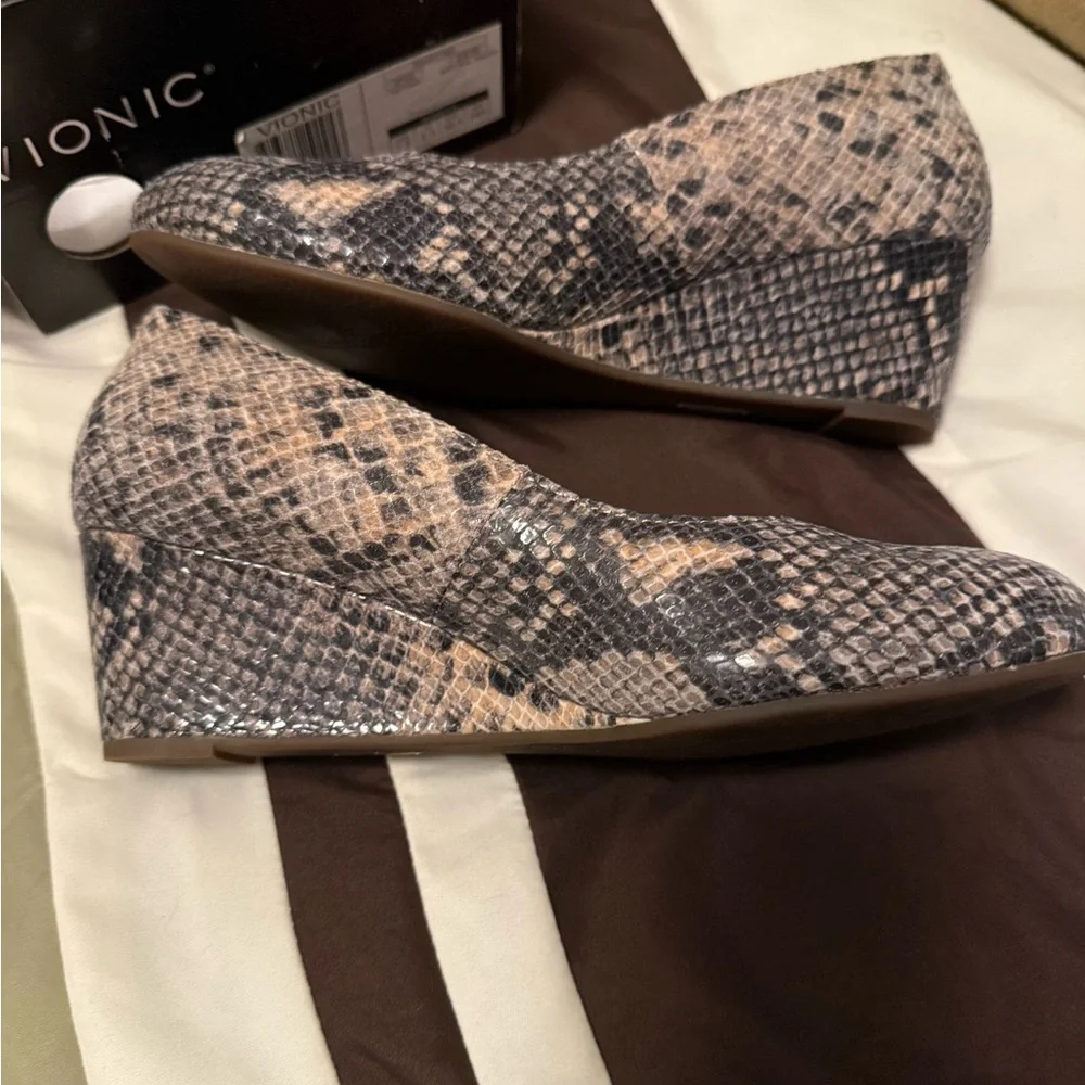 Vionic Women's Gray Snakeskin Wedges- New without Box